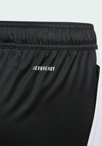 Čierne športové šortky s textúrovaným pásom. Obsahujú biele logo "AEROREADY" a bočné zipsové vrecko. Hladká tkanina a moderný strih.