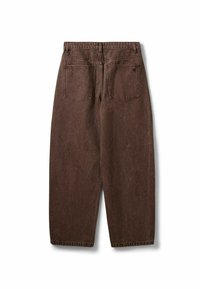 Καφέ τζιν από denim, εμφανίζεται από πίσω με δύο τετράγωνες πίσω τσέπες και φαρδιά μπατζάκια.