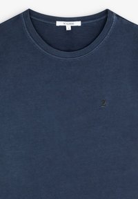 T-shirt girocollo blu navy realizzato in cotone, con un piccolo logo teschio ricamato in tonalità sulla parte sinistra del petto. Tessuto liscio. Taglia S.