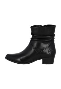 Botas de tobillo de cuero negro con un diseño caído, puntera afilada y tacón bajo en bloque. Presenta un sutil logotipo en el lateral exterior.