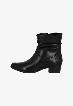 Botas de tobillo de cuero negro con un diseño caído, puntera afilada y tacón bajo en bloque. Presenta un sutil logotipo en el lateral exterior.