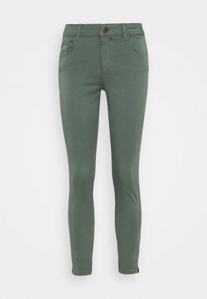 Slim-fit olivengrønne bukser med forlommer, knaplukning, bæltestropper og smal benpasform, vist på hvid baggrund.