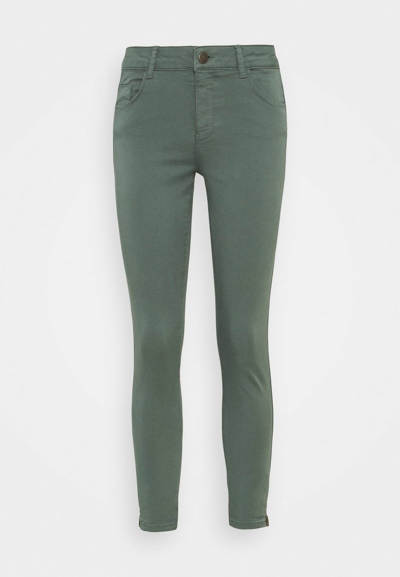Pantalon slim vert olive avec poches avant, fermeture par bouton, passants de ceinture et coupe étroite, présenté sur fond blanc.