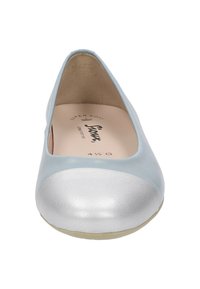 Chaussure ballet plate bleu clair avec un bout arrondi, dotée d'un capuchon en métal argenté, texture lisse et semelle intérieure rembourrée étiquetée "Super Soft."