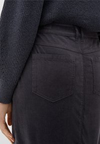 Jupe gris foncé en mélange de coton, dotée de deux poches arrière et de passants de ceinture, avec une texture lisse et une coupe ajustée.