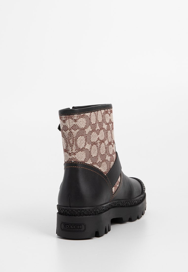 Schwarze Leder-Ankle Boots mit gemustertem braunen Textil, seitlichem Elasthan-Band und robuster Sohle. Merkmale sind ein geprägtes Logo an der Ferse.