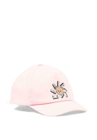 Gorra de béisbol rosa claro con una cara de oso de peluche y letras dispersas en blanco y negro en el panel frontal.