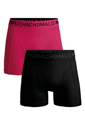 To par boxers: en i skarp pink og en i sort. Begge har et elastisk liv med mærket "MUCHACHO MALO" i sort tekst.