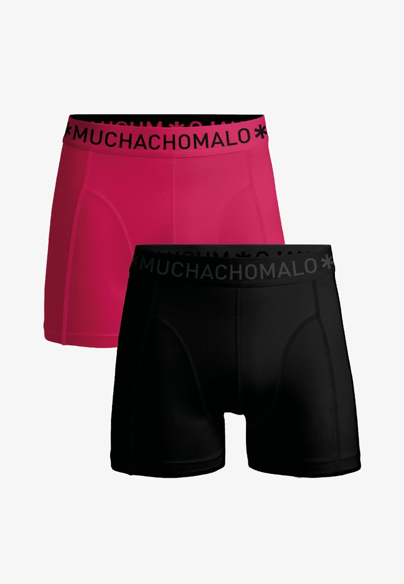 Két pár boxer: az egyik élénk rózsaszín, a másik fekete. Mindkettő elasztikus derékpánttal rendelkezik, amelyen a "MUCHACHO MALO" márkaneve fekete szöveggel látható.