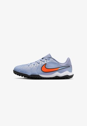 Lichtblauwe sportchoenen met een textuur bovenkant, oranje Nike swoosh, zwarte rubberen buitenzool en witte accenten op de middenzool.