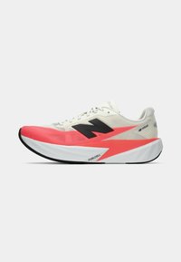 Weißer Sportschuh mit rosa Akzenten; schwarzes Logo; elegantes Design; texturiertes Obermaterial; sichtbares Dämpfungslogo; gebogene Sohle für Unterstützung.