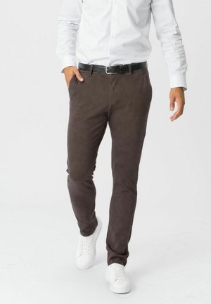 TEESHOPPEN, PERFORMANCE PANTS X™ (SLIM) - Панталони тип чино - dark brown