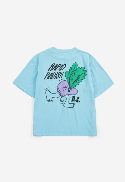 Maglietta azzurro chiaro con un personaggio di rapanello in stile cartone animato e la scritta "Rapid Radish B.C." sul retro.