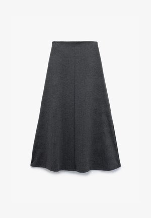 Grijze geribbelde midirok met een uitlopende silhouette, voorzien van een aansluitende tailleband en een gladde textuur.