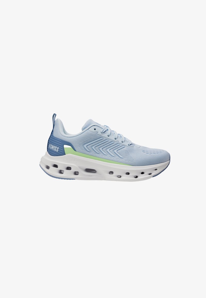 Scarpa sportiva azzurro chiaro con tomaia in rete, accento verde, suola spessa bianca e fori di ammortizzazione neri. Presenta punta rotonda e tallone rinforzato.