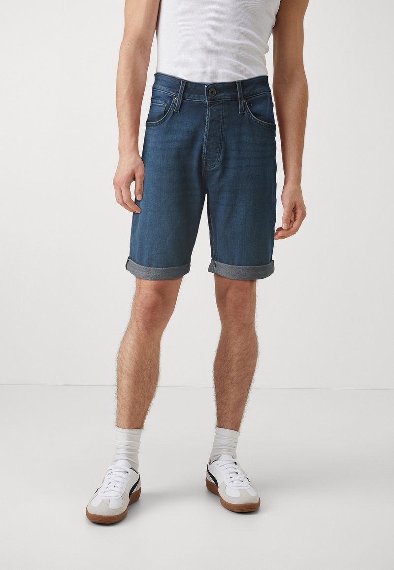 Pantaloni shorts in denim di colore blu scuro, con una vestibilità rilassata, orli arrotolati, stile a cinque tasche e chiusura con bottone classica.