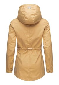 Żółta wodoodporna kurtka z kapturem, ściągnięciem w talii, długimi rękawami z guzikami oraz gładką, lekką fakturą materiału.