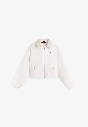 Kort hvit jakke med en myk tekstur, glidelåslukking, to frontlommer med klaff og en kontrasterende beige krage. Tommy Hilfiger-logo på forsiden.