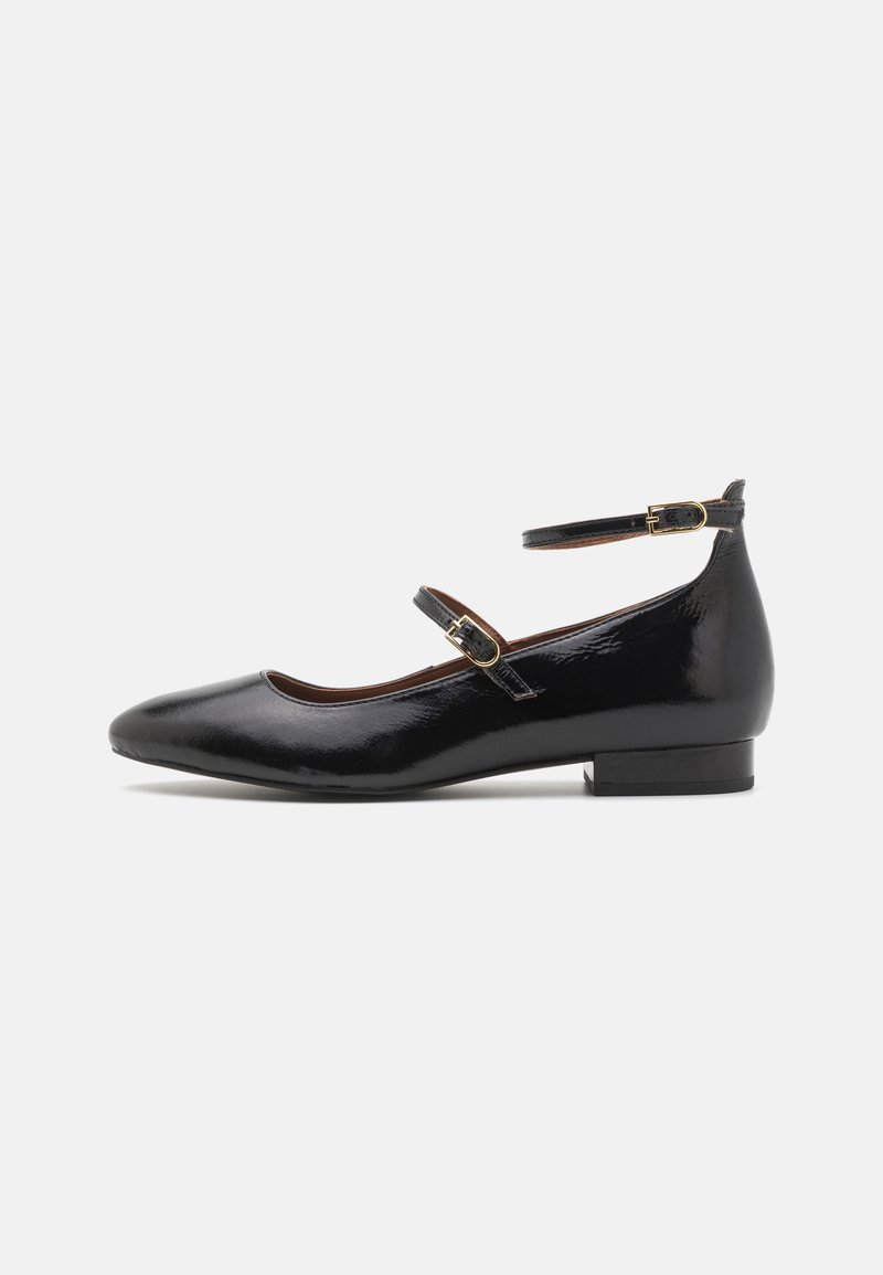 Scarpe Mary Jane in pelle verniciata nera con punta appuntita, cinturino alla caviglia e tacco a blocco basso. Presentano dettagli in metallo color oro.