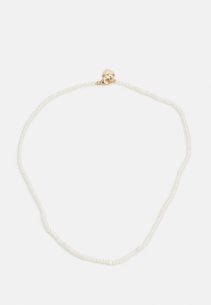 Collier de perles blanches avec un fermoir en or délicat. Comporte un seul rang de petites perles polies, mettant en valeur une texture lisse et une forme uniforme.