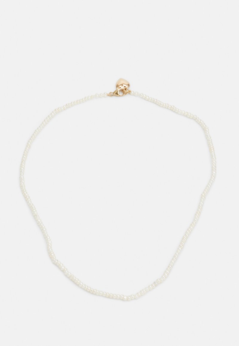 Colar de pérolas brancas com um delicado fecho dourado. Apresenta uma única corrente de pequenas pérolas polidas, exibindo uma textura suave e uma forma uniforme.