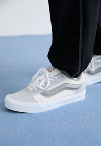 KNU SKOOL UNISEX - Zapatillas skate - light gray