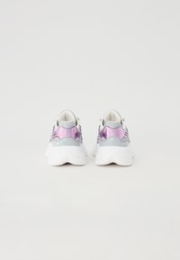 Baskets de sport avec une base blanche, dotées d'accents métalliques violets, de panneaux en maille gris et de semelles texturées pour une meilleure adhérence.