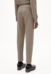 ARMEDANGELS MAGDAA - Broek - muddy water