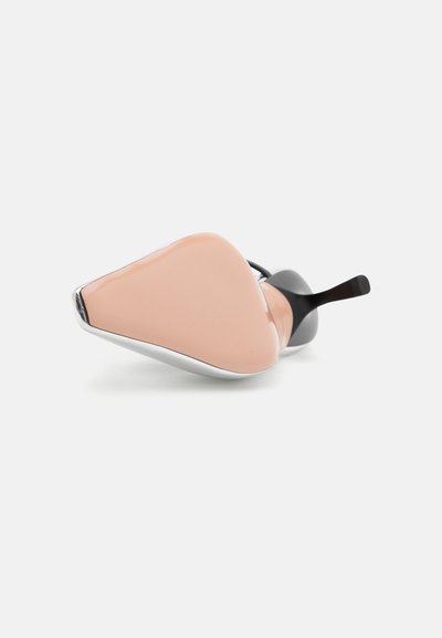 Hæl sko med peep-toe design, der har en glansfuld ferskenoverdel, sorte accenter og en sølvkant på sålen. Overfladen er generelt glat.