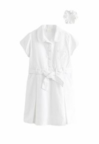 Robe blanche à manches courtes, avec un col, des boutons sur le devant, une ceinture à nouer à la taille et une petite poche. Comprend un chouchou blanc assorti.
