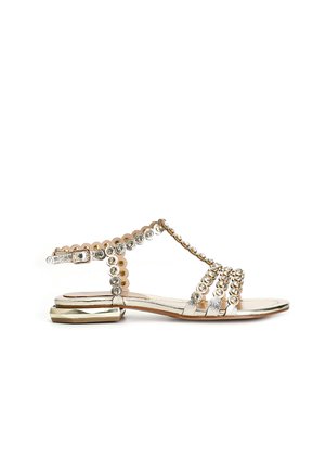 Sandal in tono oro con tacco piatto, decorata con embellishments circolari e strass sulle cinghie. Texture liscia, design aperto.