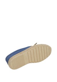 Blå kanvas sko med en strukturerad beige gummisula och flätad jute-trim längs kanten, med en sidodragkedjestängning.