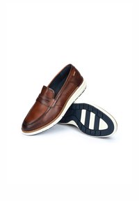 Bruine leren loafers met een gladde afwerking, voorzien van een decoratieve band aan de voorkant en een witte contrastzool met een gemêleerd grippatroon.