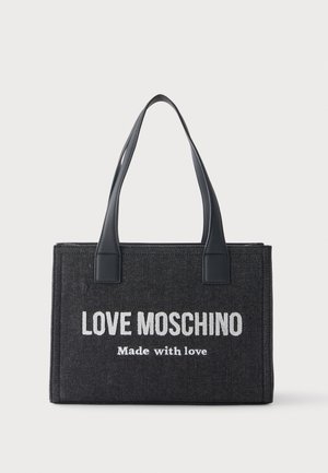 Prostokątna czarna torba na ramię z czarnymi uchwytami i białym tekstem "LOVE MOSCHINO Made with love" na przodzie.