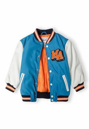 Veste universitaire bleu et blanc avec doublure orange, col, poignets rayés noirs et oranges, et écusson "MA" sur la poitrine.