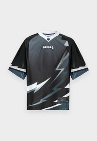 Maillot de sport noir et gris avec un motif d'éclair dans des tons de bleu. Fabriqué en maille légère, avec un col en V et des manches courtes.