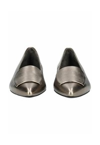 Kovové ploché boty s hladkým, lesklým povrchem. Mají kulatou špičku a ozdobný prvek ve tvaru mašle na přední části. Barva: bronzová.