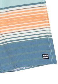 Shorts de bain pour hommes avec des rayures horizontales orange, bleu clair et bleu foncé. Tissu léger avec un petit logo de la marque sur l'ourlet.
