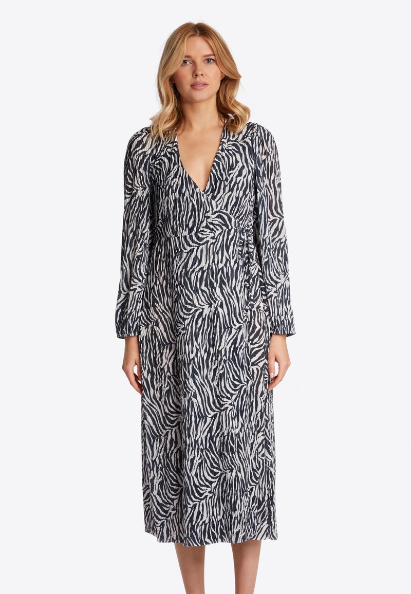 Langärmliges Wickelkleid im schwarz-weißen Zebra-Print. Merkmale einen tiefen V-Ausschnitt und einen strukturierten Stoff mit fließender Silhouette.