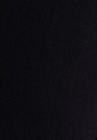 Zwarte stof met een gladde textuur, uniforme kleur en zonder zichtbare patronen of kenmerken. Geschikt voor verschillende kledingtoepassingen.