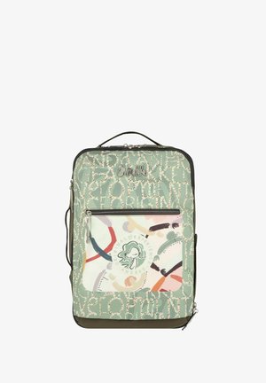 Grüner Rucksack mit Muster, der eine vordere Fach mit Reißverschluss und abstrakten Designs aufweist. Das Material wirkt glatt und kombiniert verschiedene Texturen und Farben.