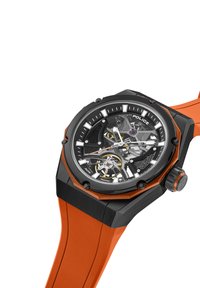 Črno in oranžno zapestno uro s prozornim številčnico, skeletno zasnovo, osmokotno ohišje in gumijastim paščkom; vsebuje svetleče označevalce ur in krono.