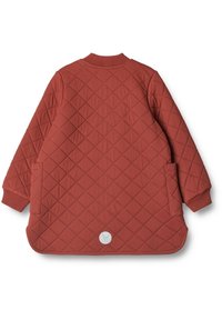 Rustfarvet quiltet jakke med diamantmønster, ribbede manchetter og halsudskæring, to sidelommer og et rundt reflekterende mærke nær kanten.