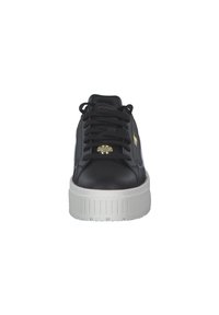Sneaker in pelle nera con punta tonda, suola bianca spessa, lacci neri e dettagli dorati sui lati e sul logo. Texture liscia.