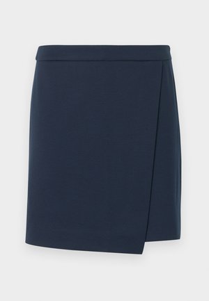 Φούστα τύπου wrap σε ναυτικό μπλε χρώμα με λεία υφή, με ίσια κοπή και διακριτική επικάλυψη στο πλάι, σχεδιασμένη για εφαρμοστή εμφάνιση.