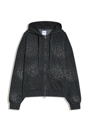 Ciemnoszara bluza na zamek z czarnym wzorem w cętki, przednie kieszenie, kaptur ze sznurkiem oraz ściągacze przy rękawach.