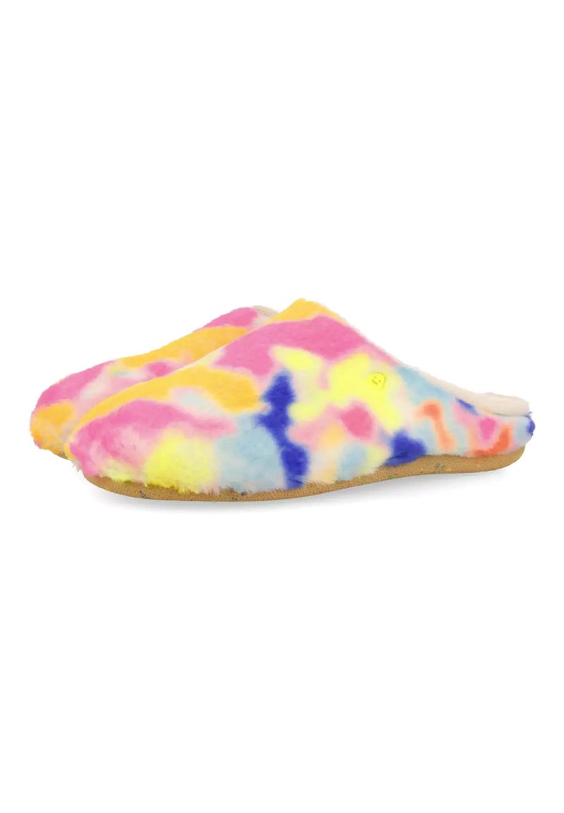 Pantoufles égarées en peluche avec un motif tie-dye multicolore comprenant des teintes de rose, jaune, bleu et lavande, avec une doublure intérieure douce.
