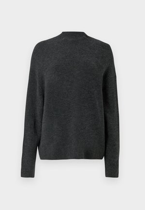 Ciemnoszary sweter wykonany z miękkiego materiału dzianinowego, z wysokim kołnierzem, długimi rękawami i luźnym krojem, z prążkowanymi akcentami przy mankietach i u dołu.