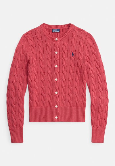 Sarkani adīta kardigāna ar pinuma rakstu, apaļu izgriezumu, pogu aizdari un ribota auduma aprocēm un apakšmalu. Kreisajā krūšu daļā neliela logotipa zīme.