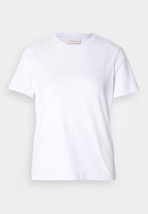 Hvit bomulls t-skjorte med korte ermer, rund hals, og en liten brodert logo på brystet. Glatt tekstur.